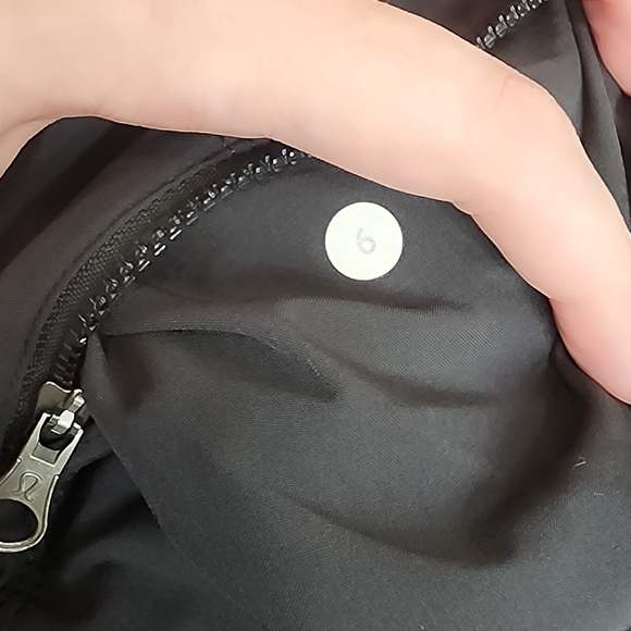 Lululemon Black Capri Pants Size 6 - Picture 2 of 4